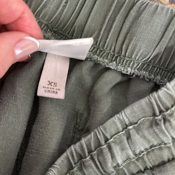 ❤️Last Chance Knox Rose Boho Olive Green Mid Rise Cargo Joggers Pants Size XS - Picture 5 of 9